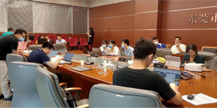 技術(shù)團(tuán)隊(duì)在市局指導(dǎo)排污單位填報(bào)國家排污許可證辦理申請表