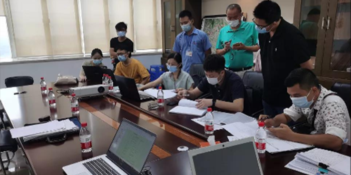 技術(shù)團(tuán)隊(duì)在橋頭分局開展集中排污許可證審核